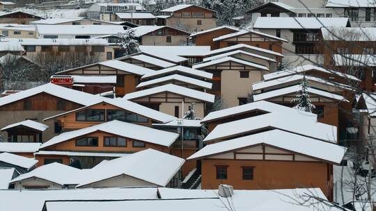 云南景点香格里拉冬季雪景藏式房屋
