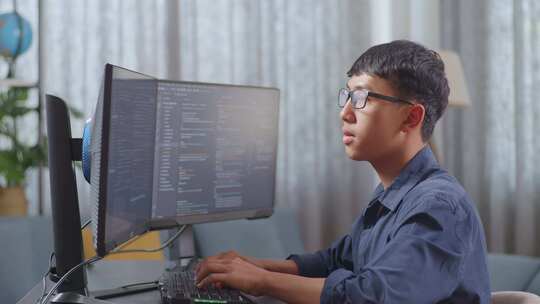 亚洲男孩程序员在创建软件工程师开发应用程序、程序时伸展