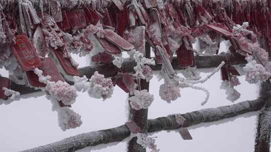 河南老君山景区大雪寒风中冰冻的祈福牌