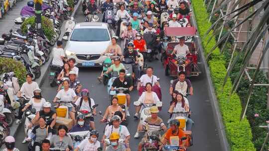 电动车大军堵车南宁汽车车流行驶上班高峰期视频素材模板下载