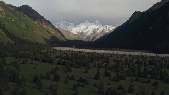 中国新疆伊犁夏特古道风景