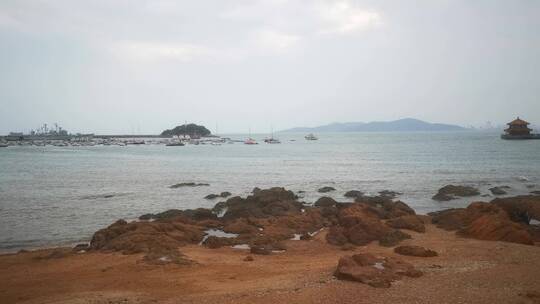 实拍大海礁石海浪浪花沙滩