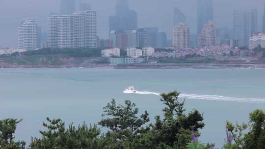 游艇从城市附近的海面驶过