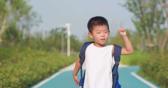 小朋友背书包上学