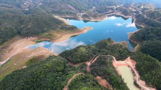 广东省揭阳市黄满寨瀑布的山顶湖泊