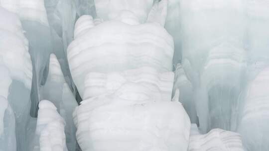 冰雪奇观中的冰柱冰雕景象