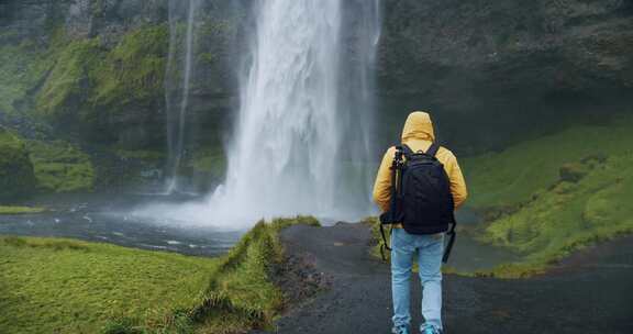 Man， Seljalandsfoss，