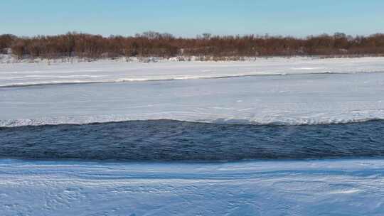 呼伦贝尔冬季湿地河流雪景丛林光影