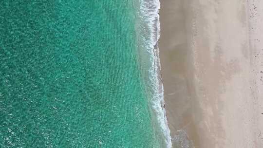 航拍海岸海滩鸟瞰海浪拍打沙滩海鸥飞翔