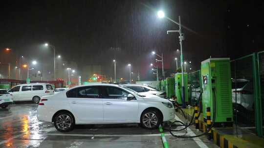夜雨中充电的新能源汽车