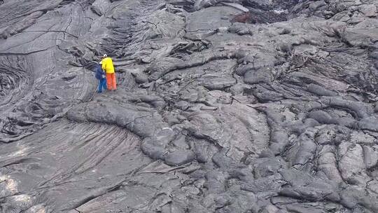 研究人员研究火山熔岩湖的岩浆流动