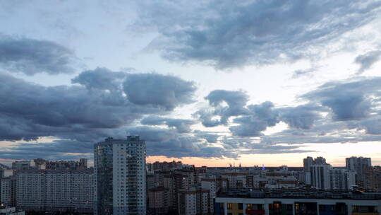 日落时分城市上空云层的延时