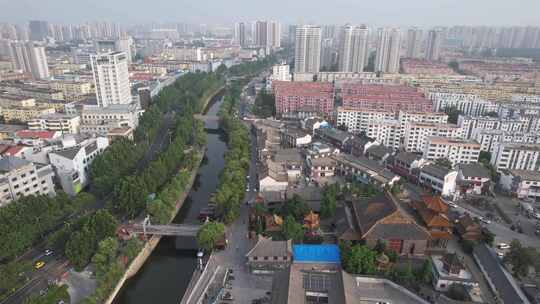 有河流的城市建筑群航拍全景