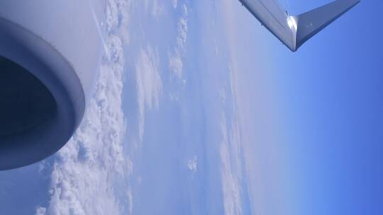 飞机舷窗外的云朵