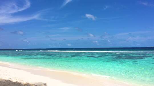 晴天马尔代夫大海、沙滩、水屋、沙滩椅