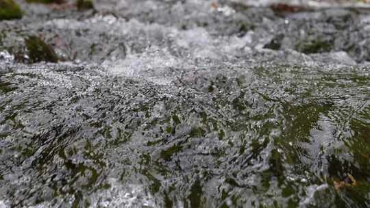 峡谷河流清澈溪水缓慢流淌