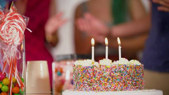 一个过生日的人吹灭了蛋糕上的蜡烛_
