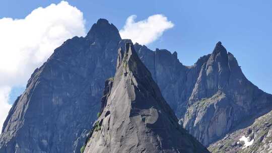 户外徒步登山群山之巅