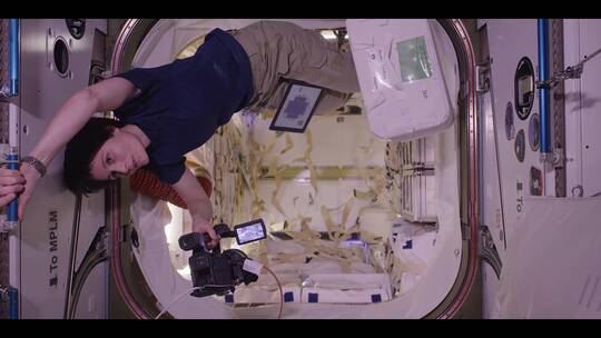宇航员在空间站工作