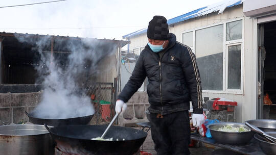 农村师傅炒菜 大棚 东北 美食 铁锅