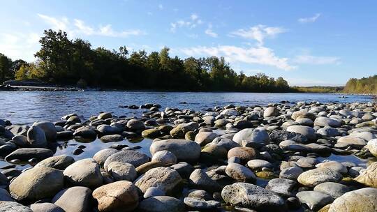 河边成堆的松散岩石