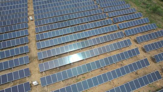 航拍俯瞰地面上整齐有序的太阳能光伏电板
