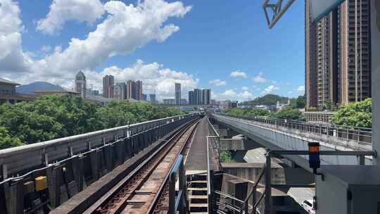 深圳3号线白天地铁进站