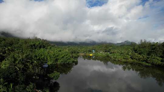 航拍高空俯瞰多云天气下的丛林湖泊景观