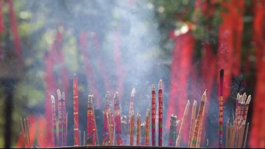 寺庙烧香烟气缭绕香火特写实拍空镜