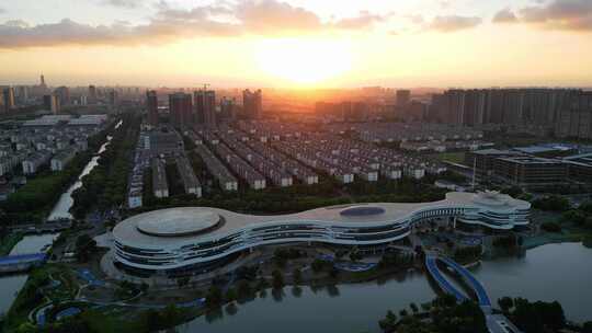 航拍日落的昆山夏驾河湿地公园与城市风光