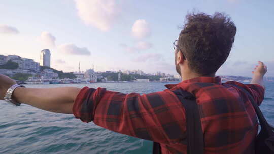 渡轮上自由奔放的年轻人。土耳其伊斯坦布尔市。
