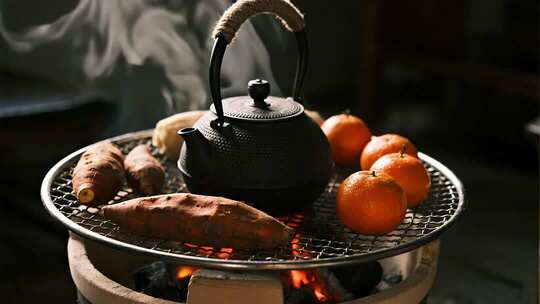 小雪围炉煮茶烤红薯温暖治愈生活画面
