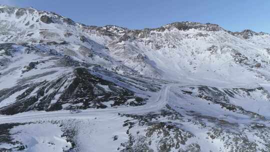 山上空中白雪覆盖的道路上的汽车