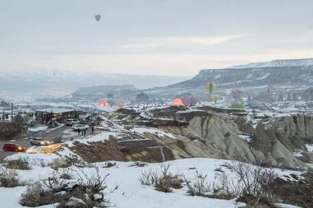 延时拍摄在山顶乘坐热气球的旅客