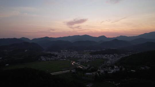 夕阳下的山中村庄桃花源龙岩武平乡村风光