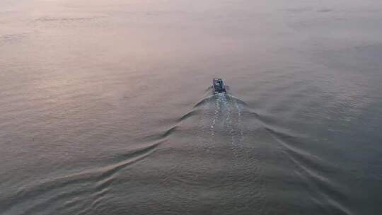 傍晚捕鱼归来的渔船