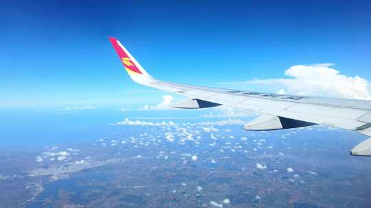 飞机飞行过程中窗外飞跃海南岛与山脉风景