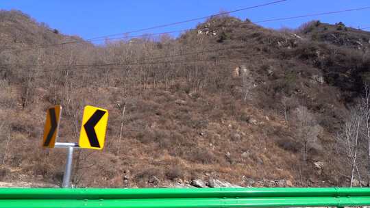 公路旁山村与山林景致