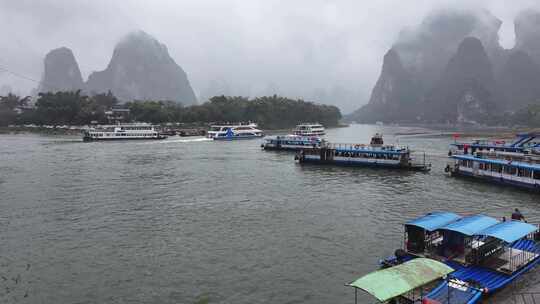 桂林漓江烟雨朦胧游客游船