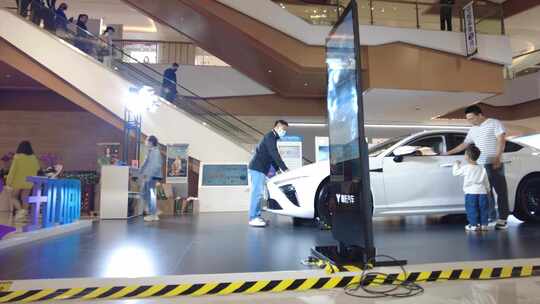 商场的顾客在选购新能源汽车延时摄影视频素材模板下载