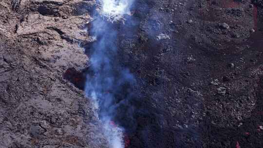 火山口有熔岩燃烧的烟雾冒出