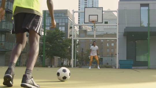 足球运动员在足球场踢足球视频素材模板下载
