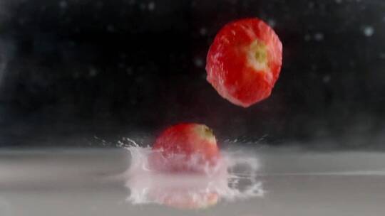 慢镜头拍摄新鲜爆浆草莓落入牛奶创意视频视频素材模板下载