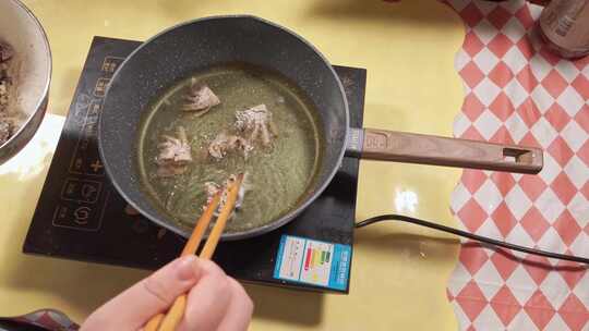 起锅烧油锅里倒底油食用油