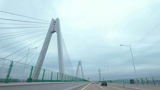 开车汽车通过西江大桥