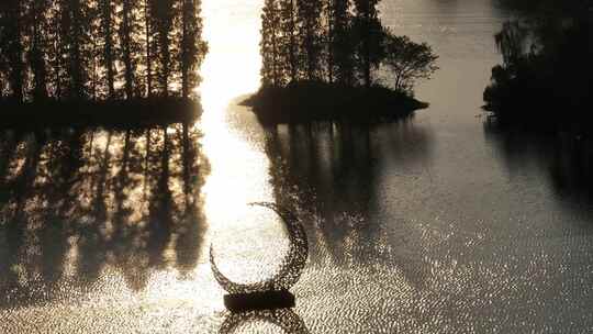 长焦下的公园湖面日落夕阳美景航拍