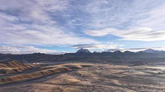 川西高原云绕亚拉雪山高原雪山自然风光全景