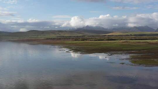 草原湖泊山脉自然景观
