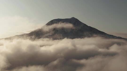 从山顶上飘过的云层