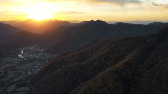 东北秋季山林公路日落美丽景色航拍风光